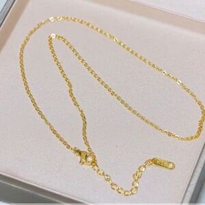 Elegant 18K Gold Necklace